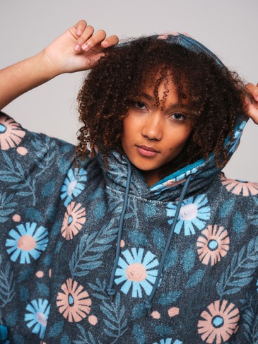 AI-PVCREWS25-FLORAL-BLUE