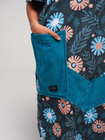 AI-PVCREWS25-FLORAL-BLUE